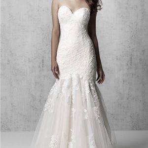 Show Stopper Fit & Flare Wedding Dress with exquisite train!!